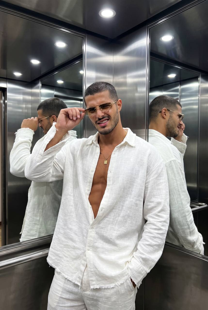 پرتره مردانه در آسانسور لوکس